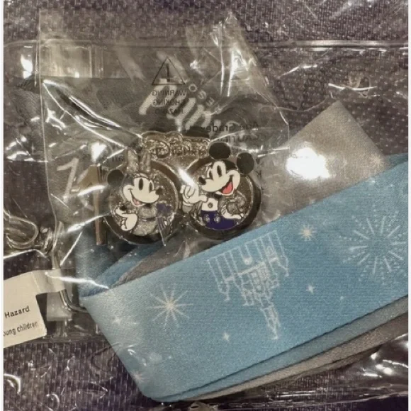 NEW DISNEYLAND 100 Years Mickey & Minnie 100th Anniversary Pin & Lanyard 2023